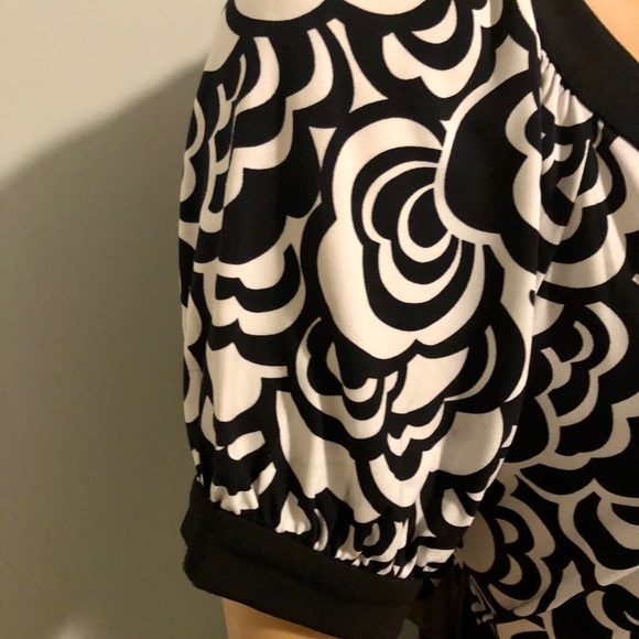 TAHARI - Black and White Floral Design Dress - Picture 5 of 8
